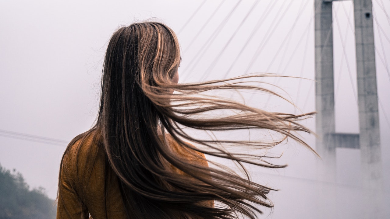 Kobieta z długimi prostymi włosami po kreatynowym prostowaniu włosów