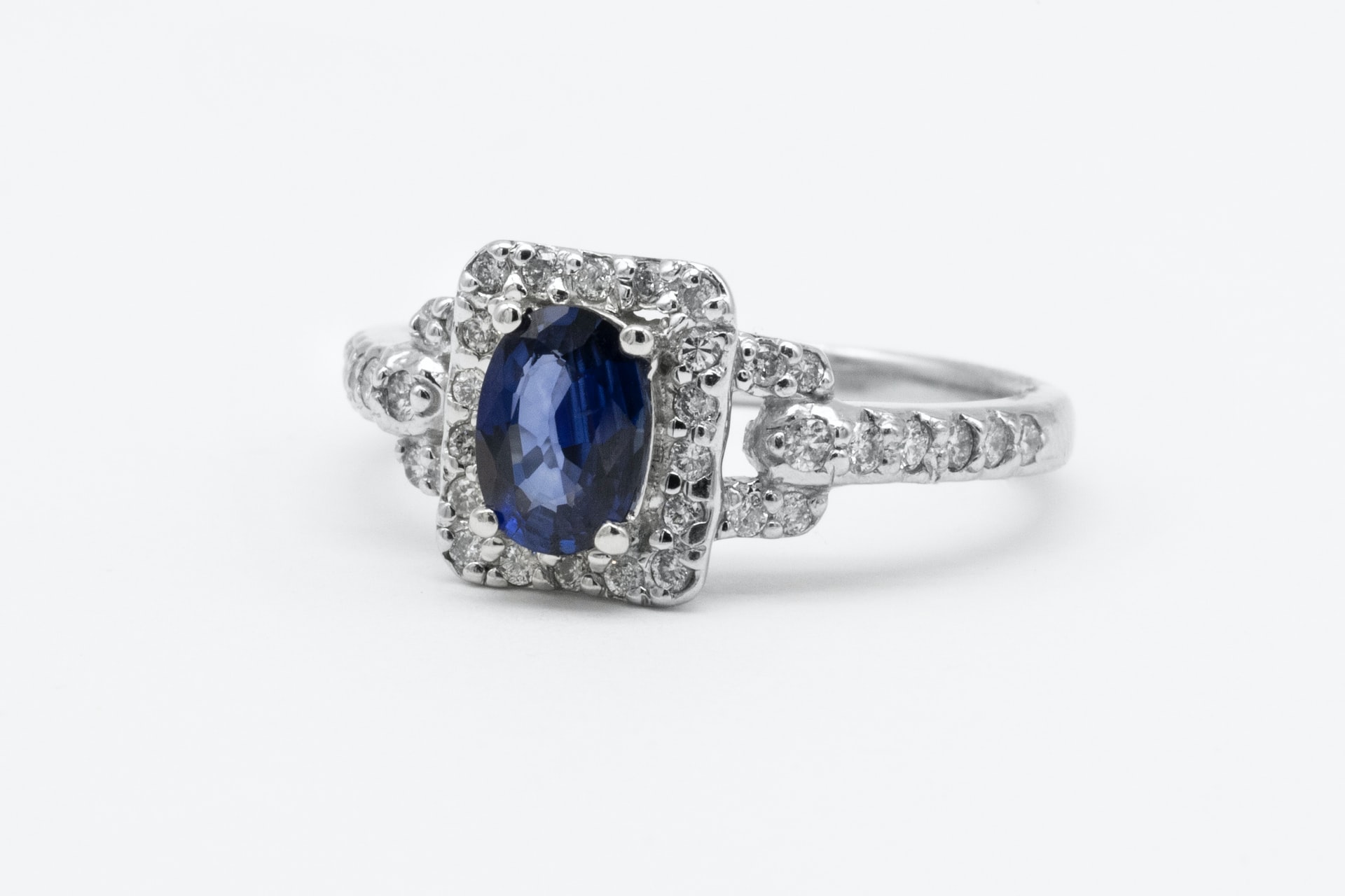 Duzy, srebrny pierścionek z niebieskim kamieniem