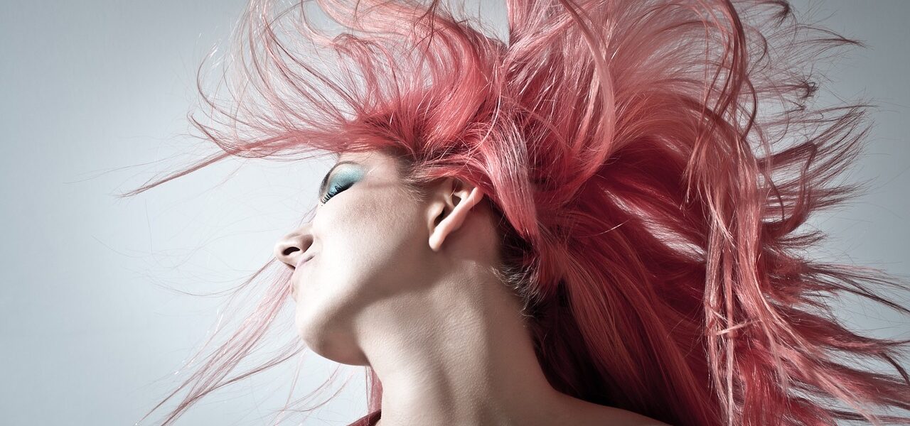 Kobieta z farbowanymi na różowo włosami