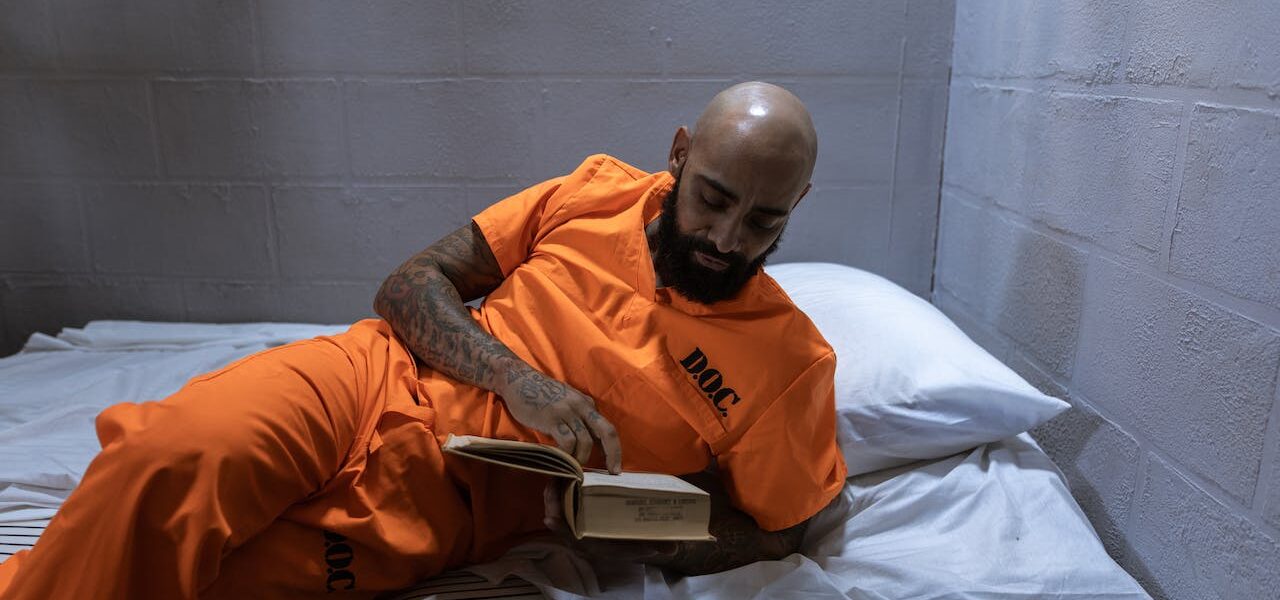 Mężczyzna z więzienia pokryty więziennymi tatuażami