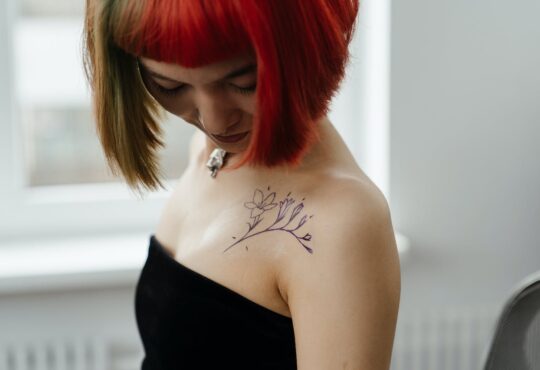 Bardzo elegancki tatuaż na kości obojczykowej młodej kobiety
