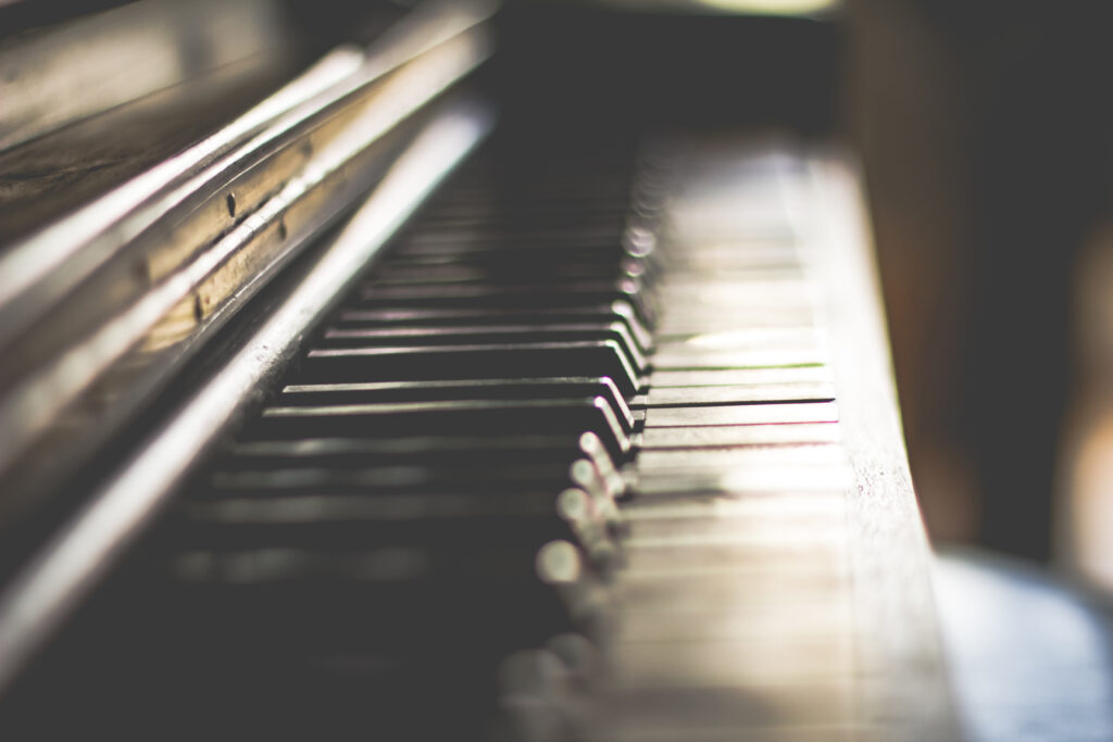 Zbliżenie na klawisze starego fortepianu
