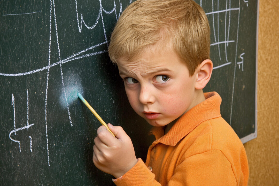 Dziecko rozwiązuje zagadki matematyczne